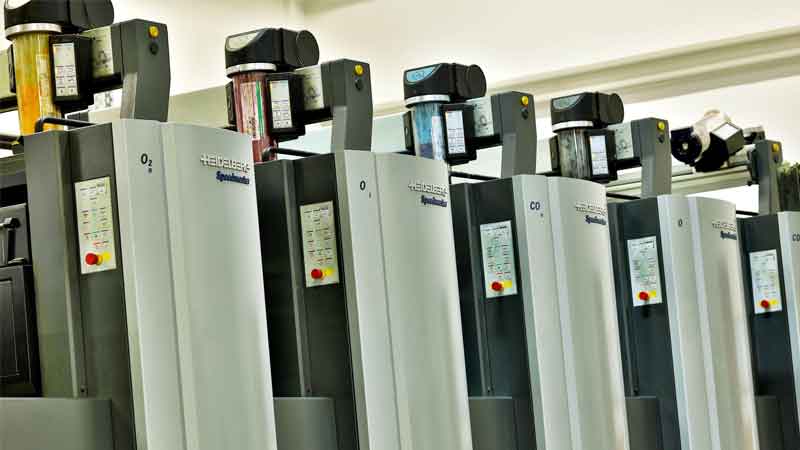 Druckmaschine Speedmaster mit Lack