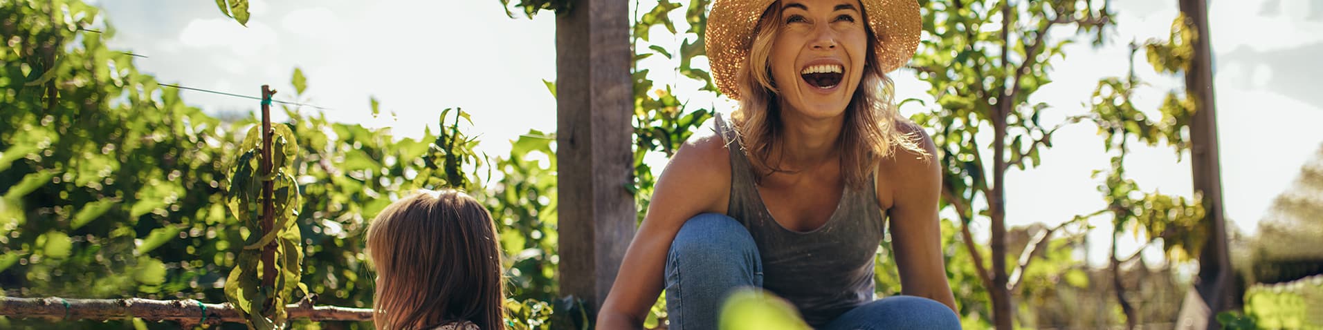 eine Frau freut sich auf Haus und Garten Zeitschriften